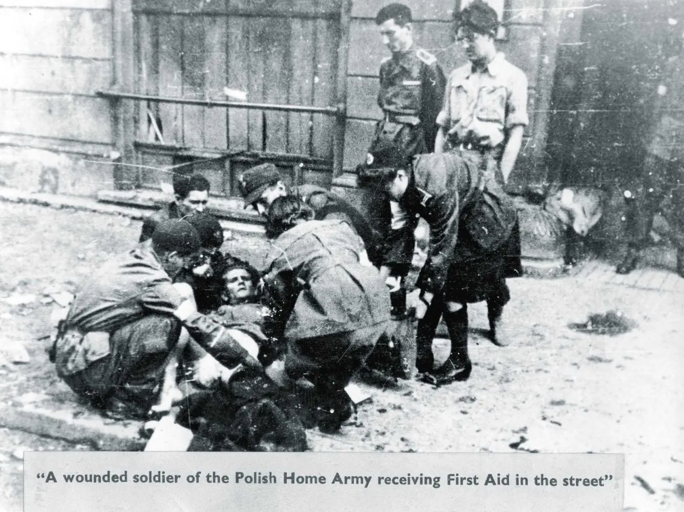 Udzielanie pomocy rannemu na ulicy. Narodowe Archiwum Cyfrowe