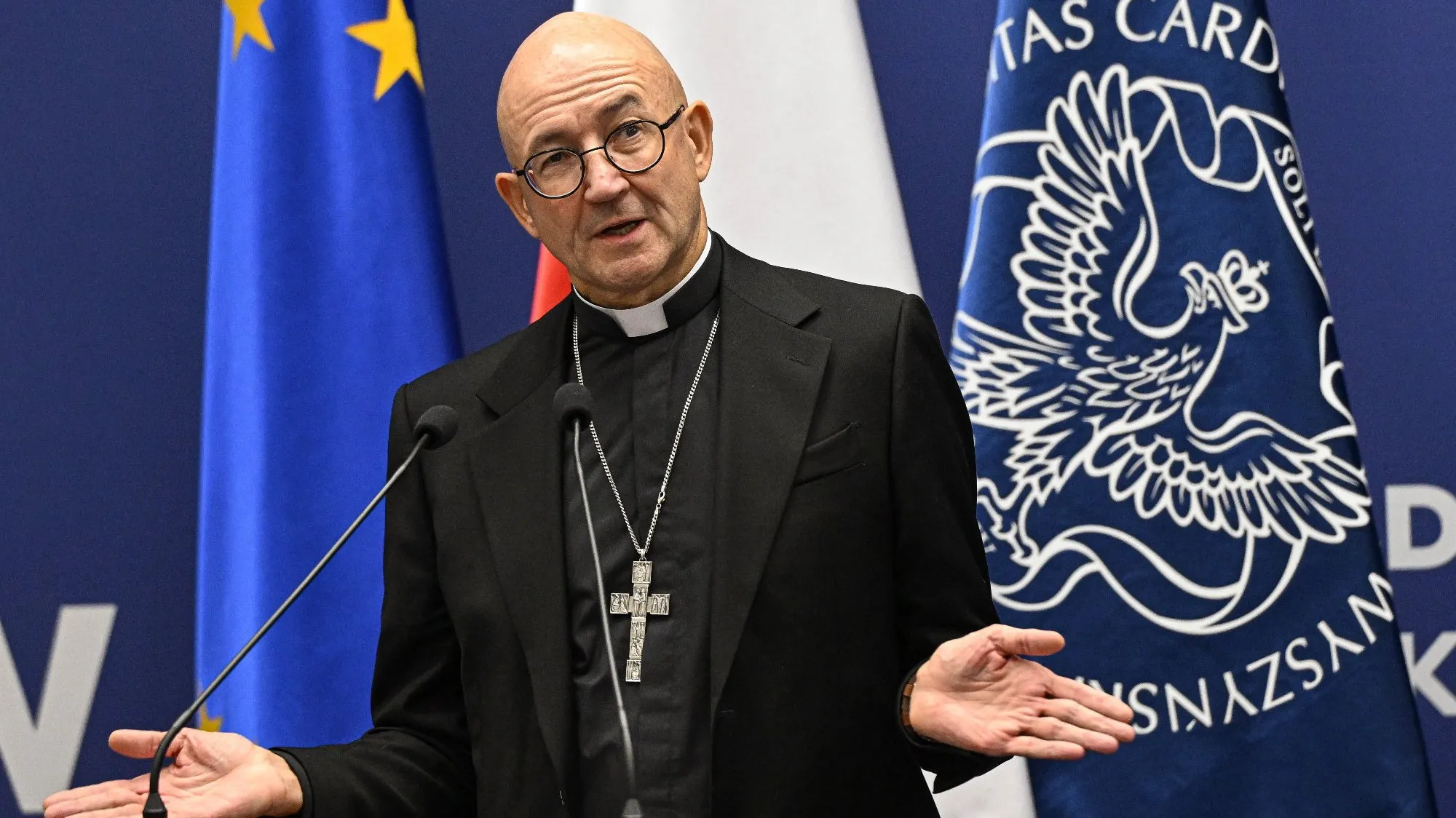 Seria ataków w szkołach na Mazowszu. Słowa abp. Adriana Galbasa i reakcja rządu