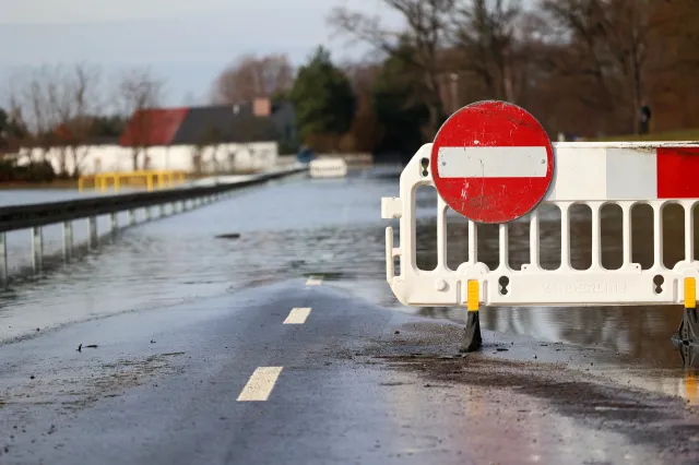 Powódź, a przewóz towarów drogą lądową. Kto ponosi odpowiedzialność za opóźnienia?