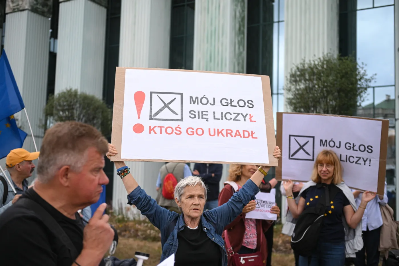 Uczestnicy pikiety przed gmachem Sądu Najwyższego w Warszawie