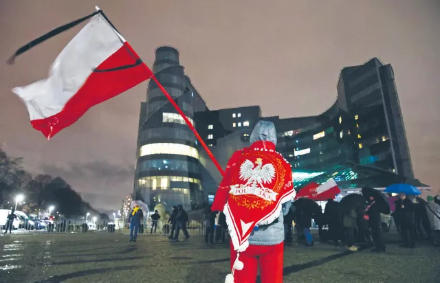 W sprawie TVP Sienkiewicz decyduje się na plan B. Co likwidacja da nowej koalicji?