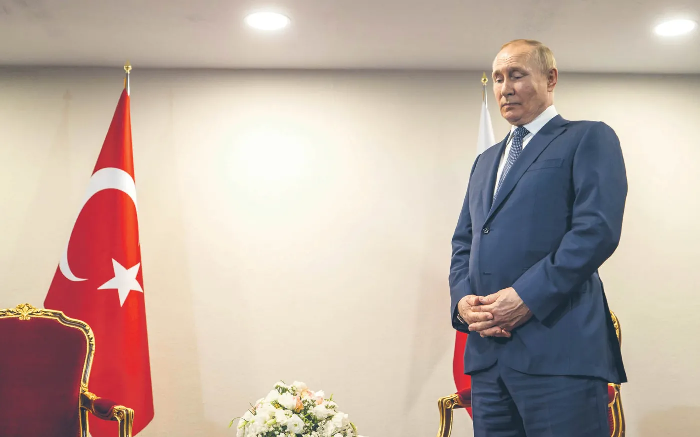 Władimir Putin czekający na spotkanie z celowo spóźniającym się prezydentem Turcji. Teheran, 19 lipca 2022 r.