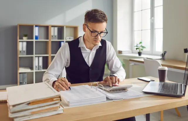 Doliczanie stażu pracy: czy można dostać dwie jubileuszówki? Ministerstwo wyjaśnia