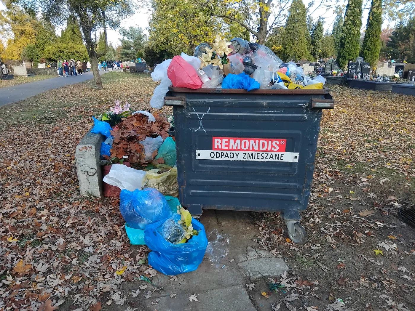Pojemnik na odpady zmieszane na Cmentarzu Północnym w Warszawie