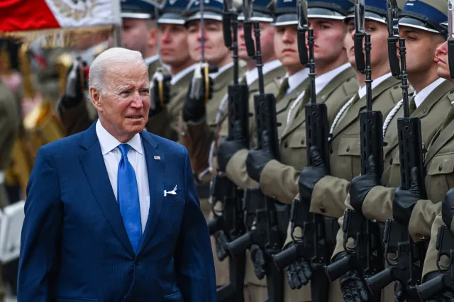 Biden w Warszawie: Deklaracje prezydenta USA a stan faktyczny. Sprawdzamy punkty przemówienia z ubiegłego roku [OPINIA]