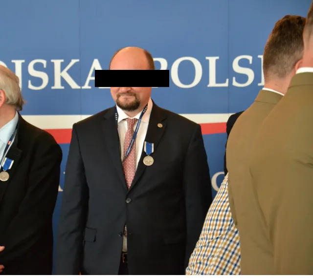 Wykładowca ASzWoj aresztowany. W tle teczki służb specjalnych i pornografia dziecięca