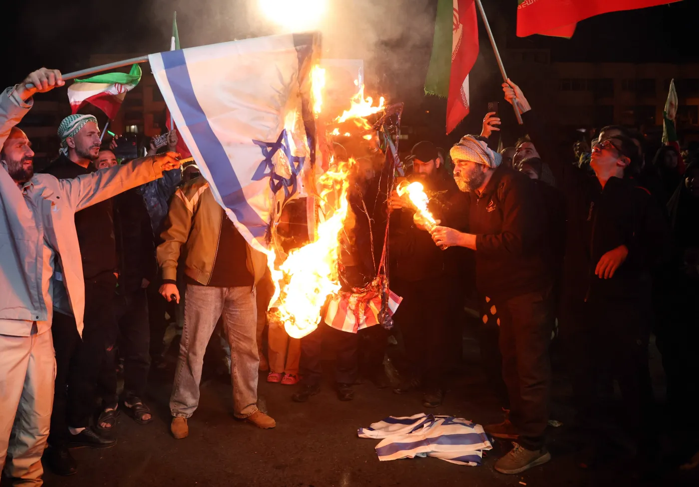 Płoną flagi USA i Izraela. Teheran reaguje na rozejm