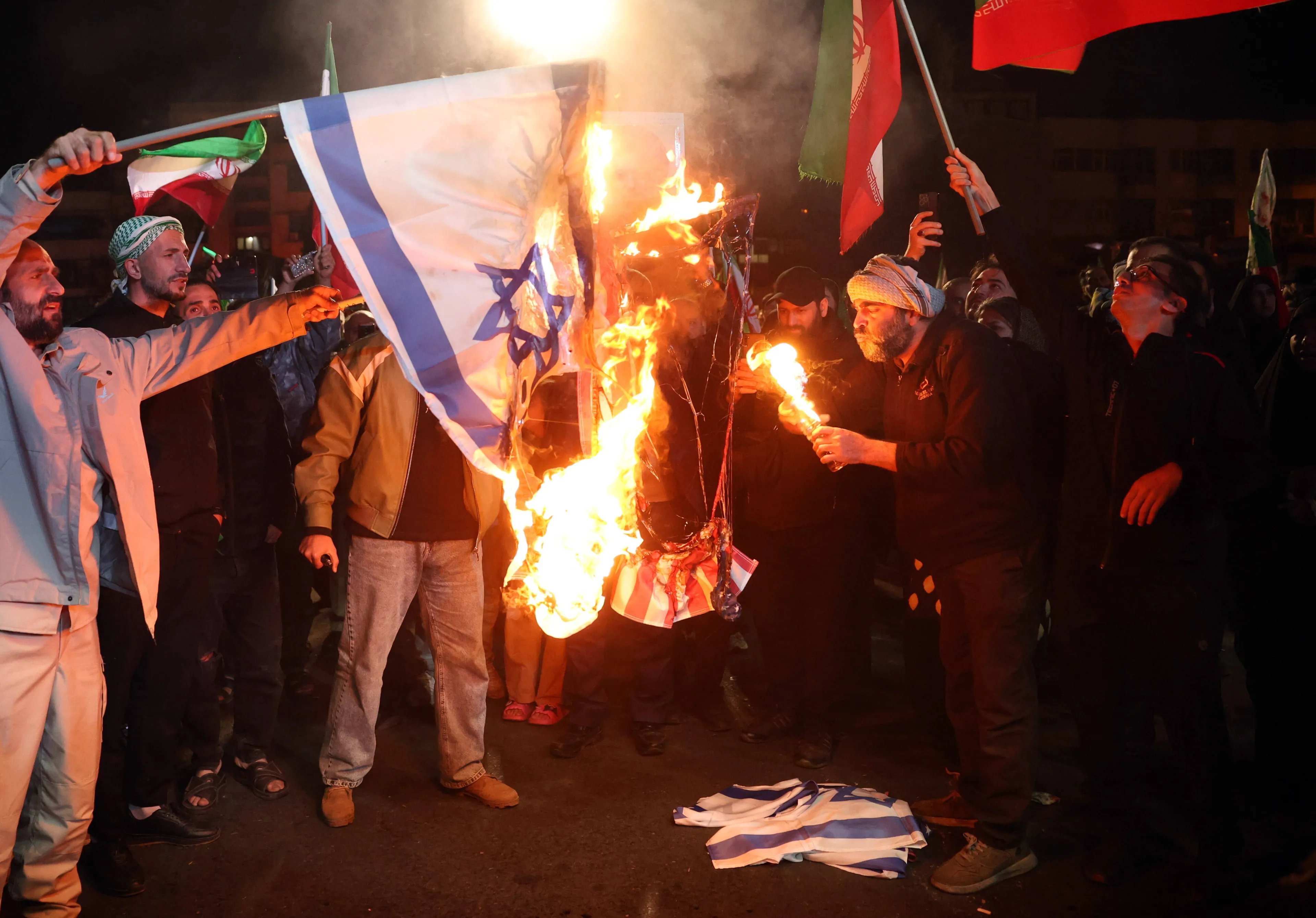 Płoną flagi USA i Izraela. Teheran reaguje na rozejm