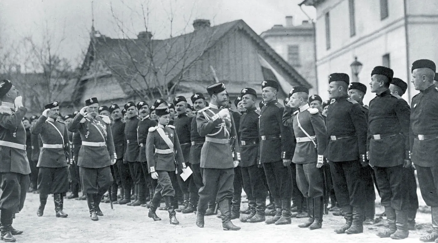 Car Mikołaj II z synem Aleksym na przeglądzie pułku gwardii. 1916 r.