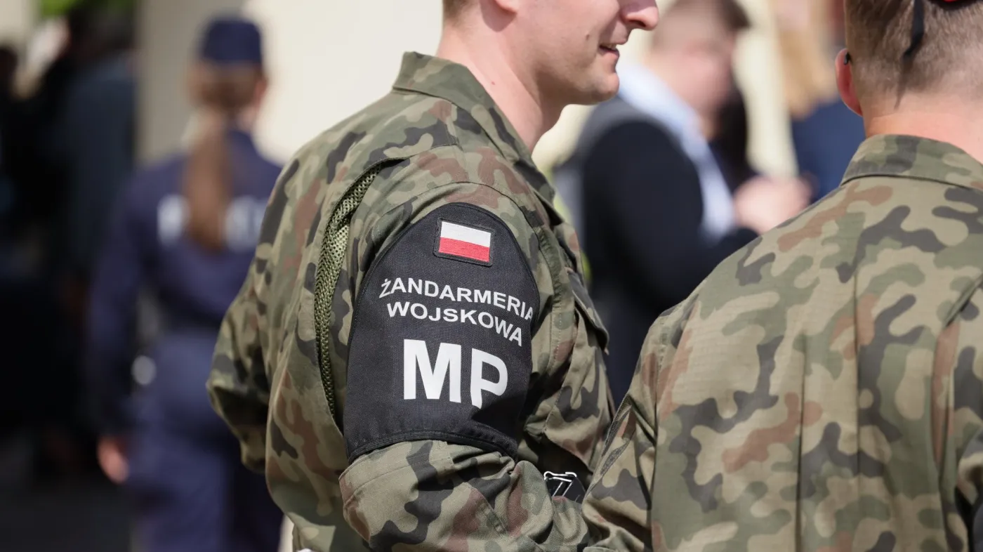 Wojskowa ciężarówka uderzyła w drzewo. Dwóch żołnierzy trafiło do szpitala
