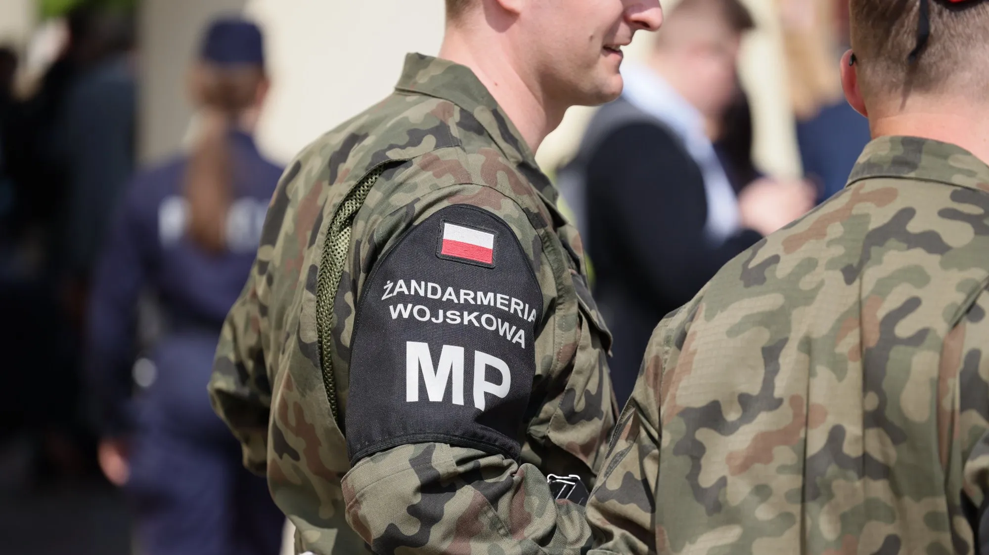 Wojskowa ciężarówka uderzyła w drzewo. Dwóch żołnierzy trafiło do szpitala