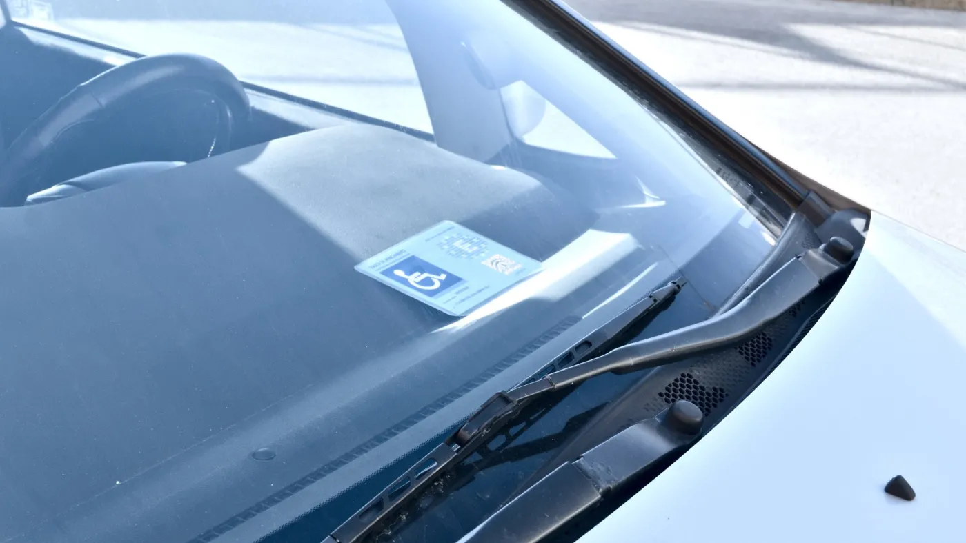 osoba z niepełnosprawnościami, karta parkingowa, miejsce parkingowe