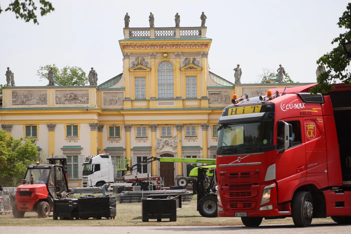 Demontaż sceny przed Pałacem w Wilanowie