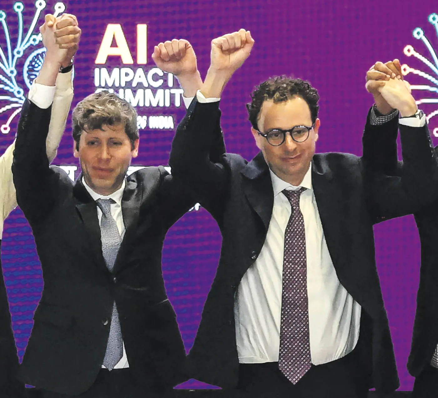 Sam Altman i Dario Amodei, AI Impact Summit, New Delhi, 19 lutego 2026 r.