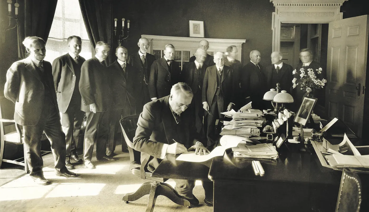 Prezydent Warren Harding podpisuje ustawę Clappera-Volsteda z 1922 r.