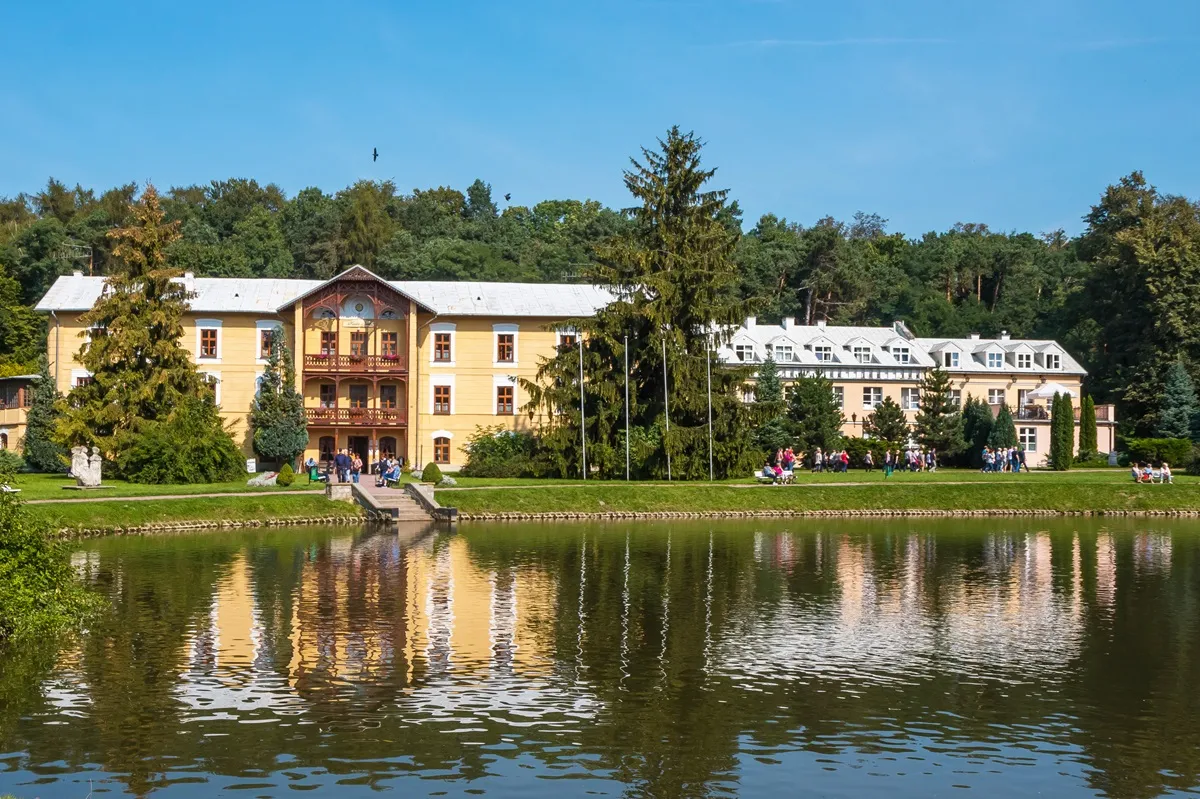 W tle sanatorium położone nad wodą