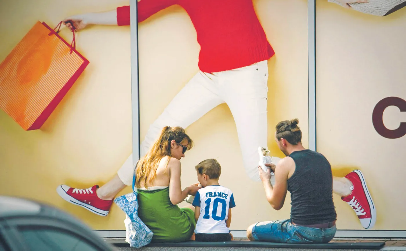 Centra wyprzedażowe zyskują na zakazie handlu