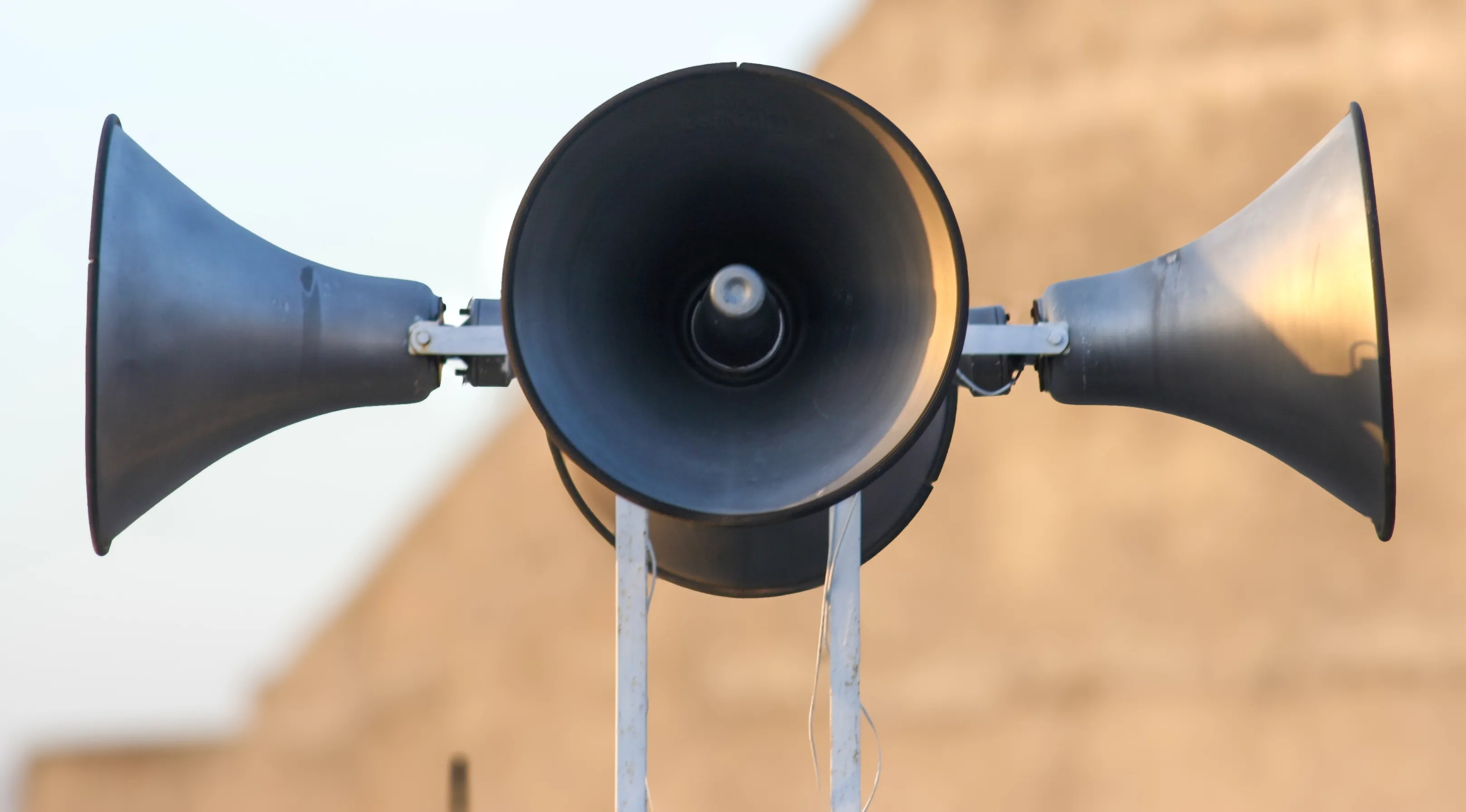 Mieszkańcy Warszawy usłyszą w poniedziałek syreny alarmowe. Służby apelują o zachowanie spokoju