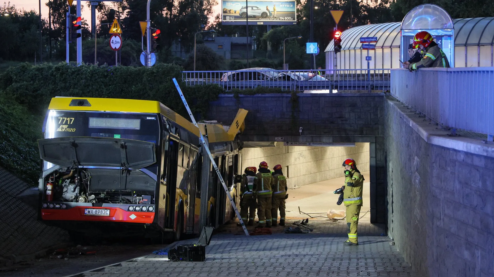 Autobus jechał jak taran. Zatrzymał się dopiero w przejściu podziemnym