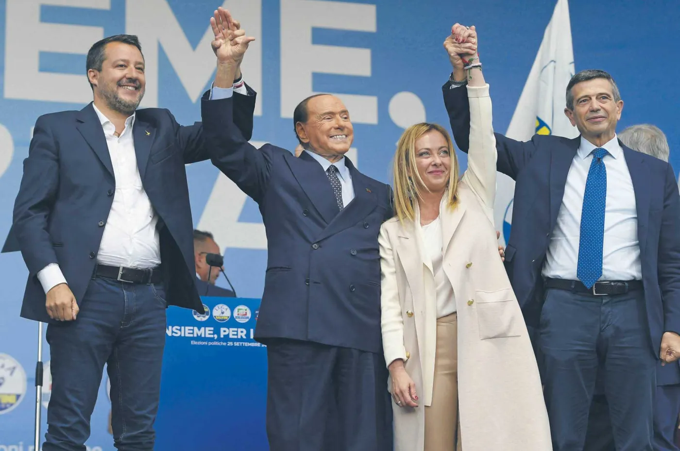 Matteo Salvini, Silvio Berlusconi, Giorgia Meloni i poseł Maurizio Lupi na wiecu na Piazza del Popolo. Rzym, 22 września 2022 r.