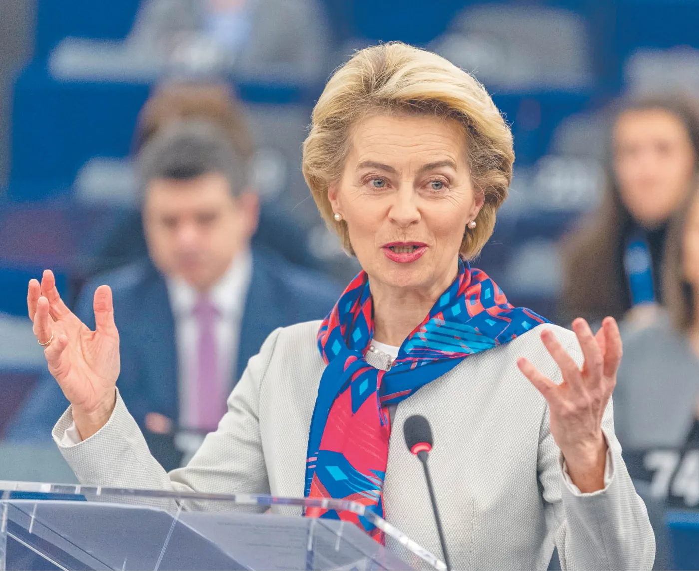 Gabinet szefa KE liczy 12 członków, inni komisarze mogą zatrudnić sześć osób