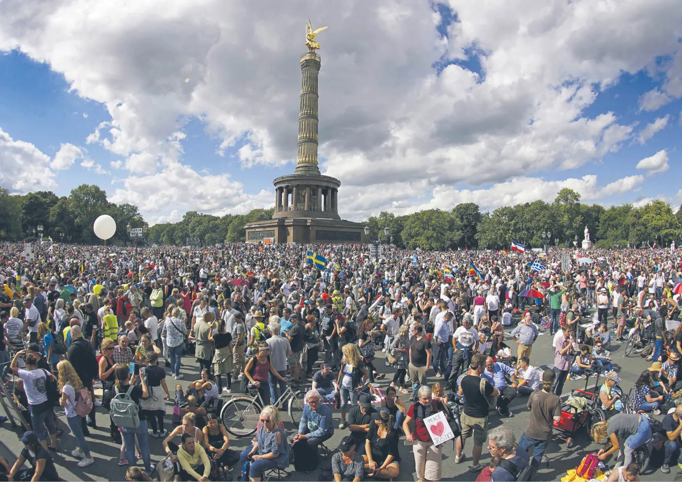 Celebryci układają piosenki, ludzie wychodzą na ulice. Jak Europa kwestionuje pandemię