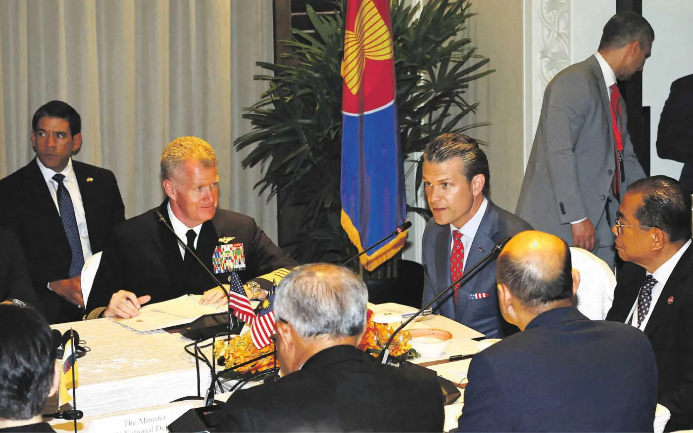 Pete Hegseth i liderzy obronności ASEAN na zeszłorocznym Dialogu Shangri-La
