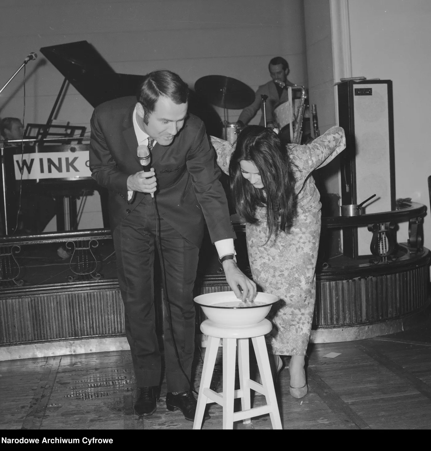 Wodzirej nie tylko prowadził imprezę, ale i dokonywał oceny wróżb andrzejkowych.