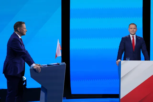 Trzaskowski zapytał Nawrockiego o relacje z półświatkiem i "ustawki kibolskie". Nawrocki wręczył mu zdjęcie