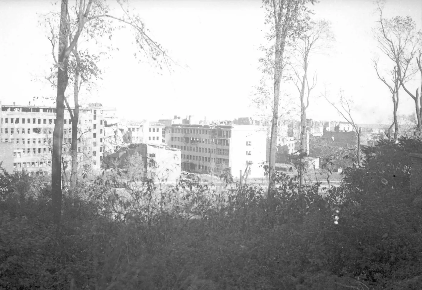 Zniszczona siedziba ZUS przy ul. Czerniakowskiej 231. Warszawa, sierpie