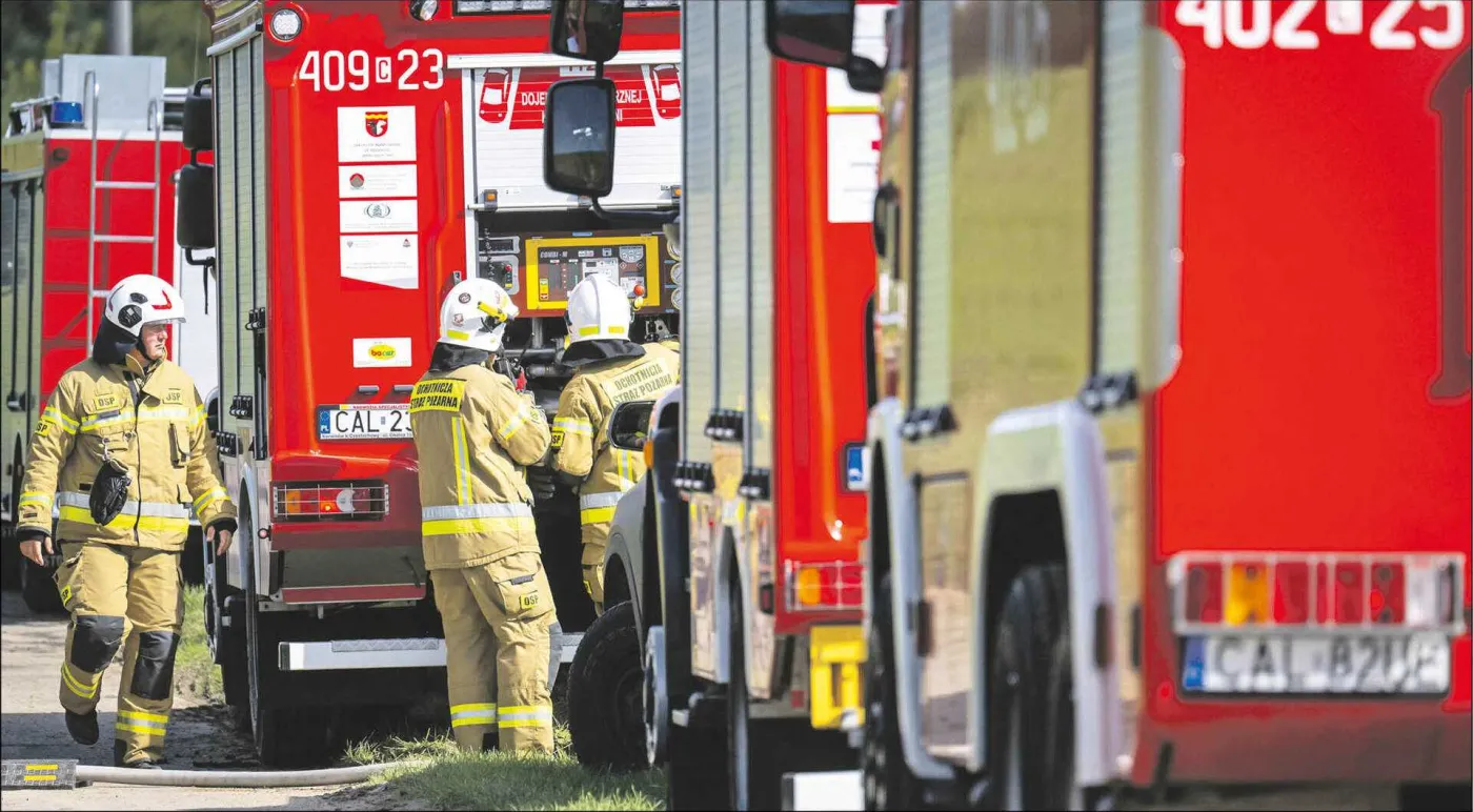 Ochotnicza straż pożarna w akcji przy wozach