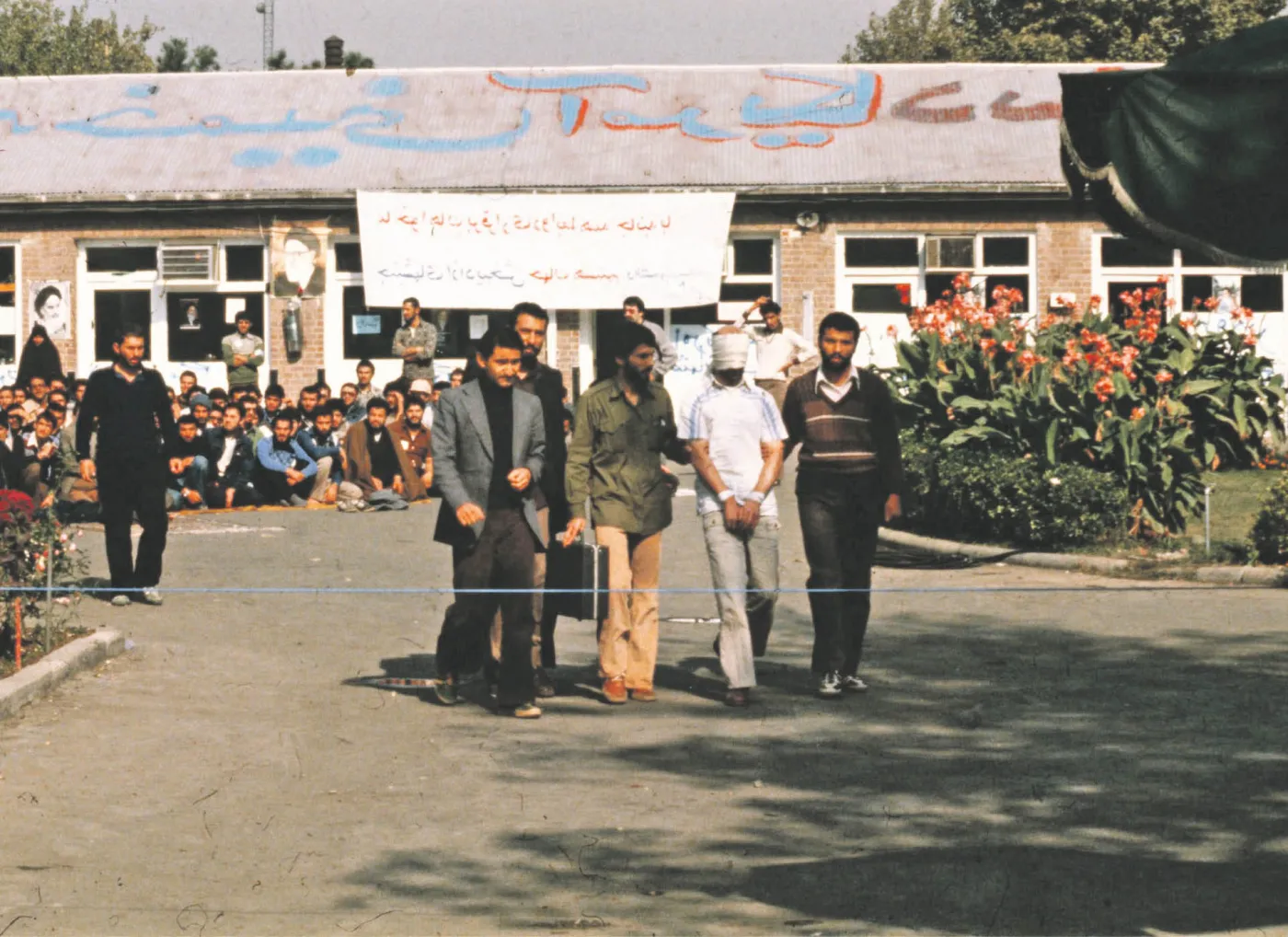 Iran: amerykański zakładnik w rękach studentów. Teheran, 1 listopada 1979 r.