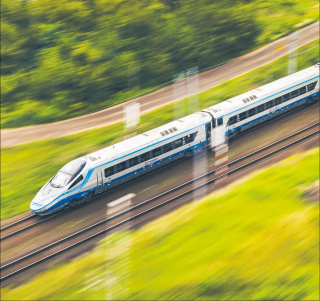 Nawrocki zacznie od lobbowania za szybkimi torami do CPK. Czy kolej dużych prędkości do mniejszych miast ma sens?