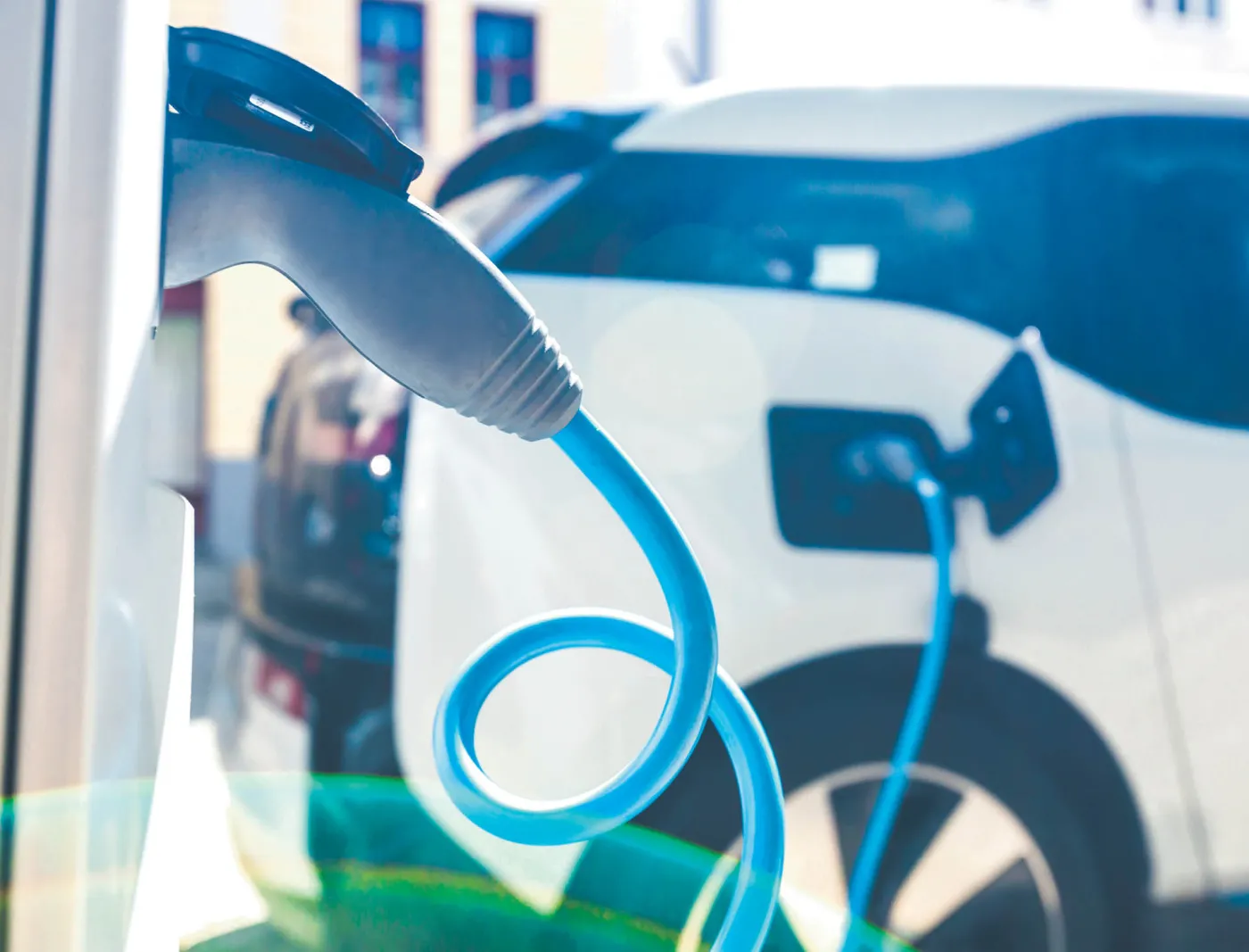 Elektromobilność miała być przyszłością, ale na razie przegrywa z rzeczywistością