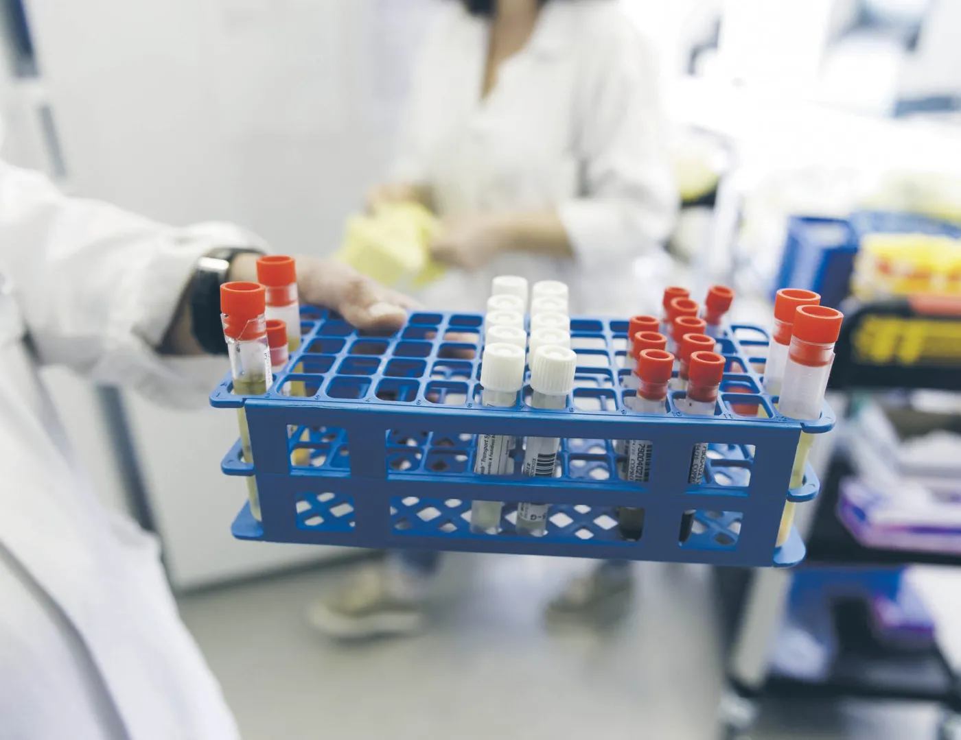 Szczepionkowy peleton gna. Jest już pierwsze potknięcie