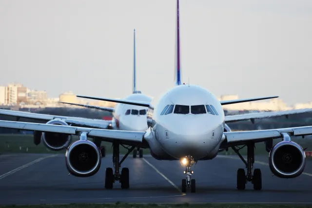 Paliwo lotnicze coraz droższe. Linie lotnicze alarmują: możliwe uziemienia samolotów