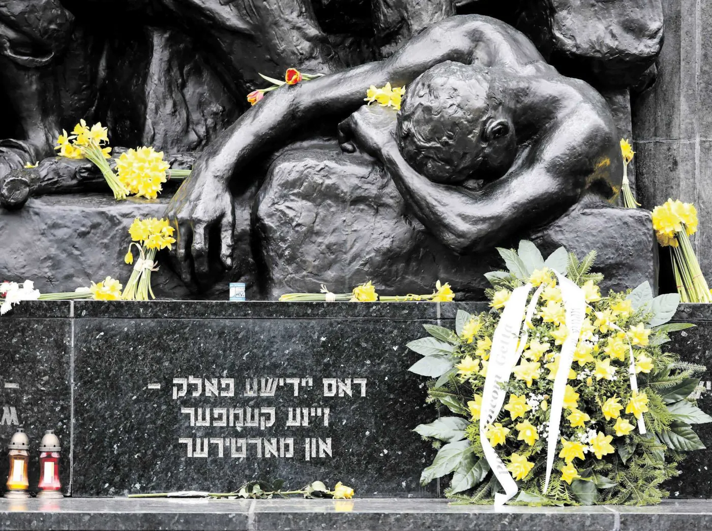 Pomnik Bohaterów Getta w Warszawie w czasie obchodów rocznicy wybuchu powstania