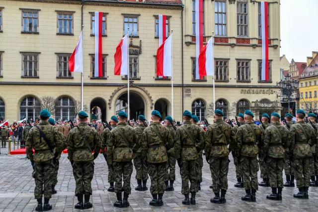 Nowa ustawa stażowa nie dla wszystkich? Ta grupa Polaków nie dostanie nagród jubileuszowych i dodatkowych urlopów?