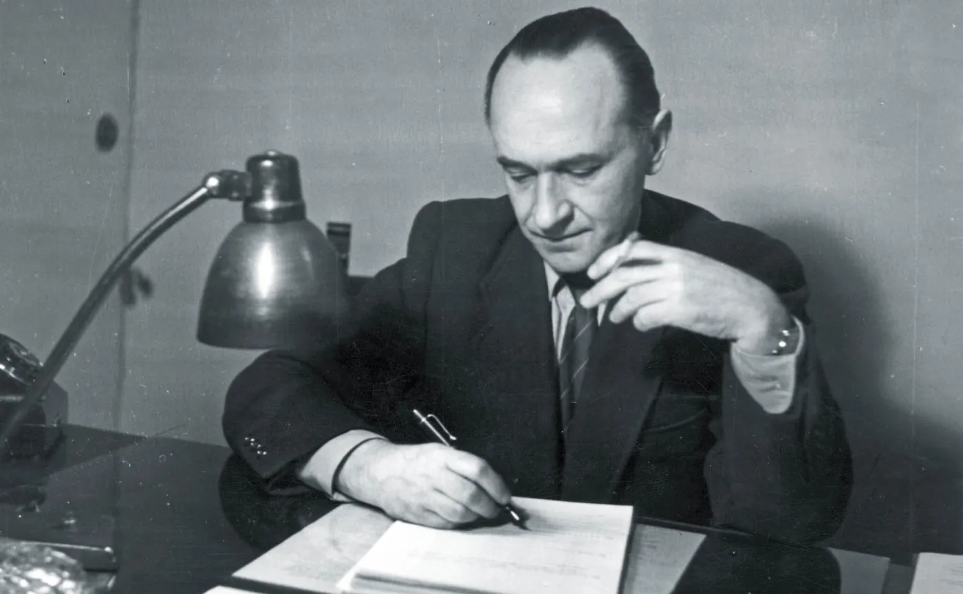 Bohdan Korzeniewski, historyk teatru i reżyser teatralny, przy biurku podczas pracy