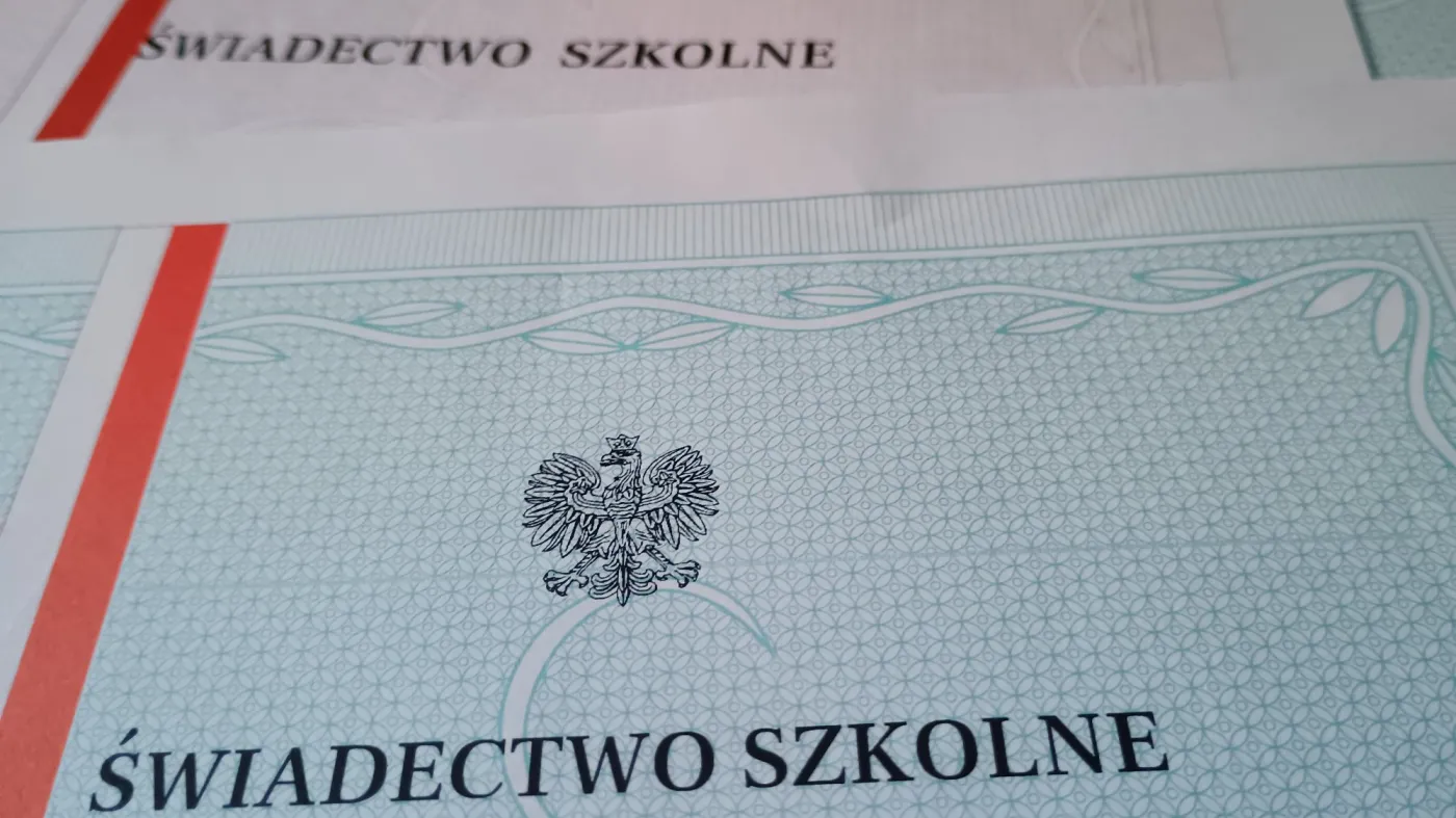 Czerwony pasek do likwidacji? Co mówią Polacy? [SONDAŻ DGP]