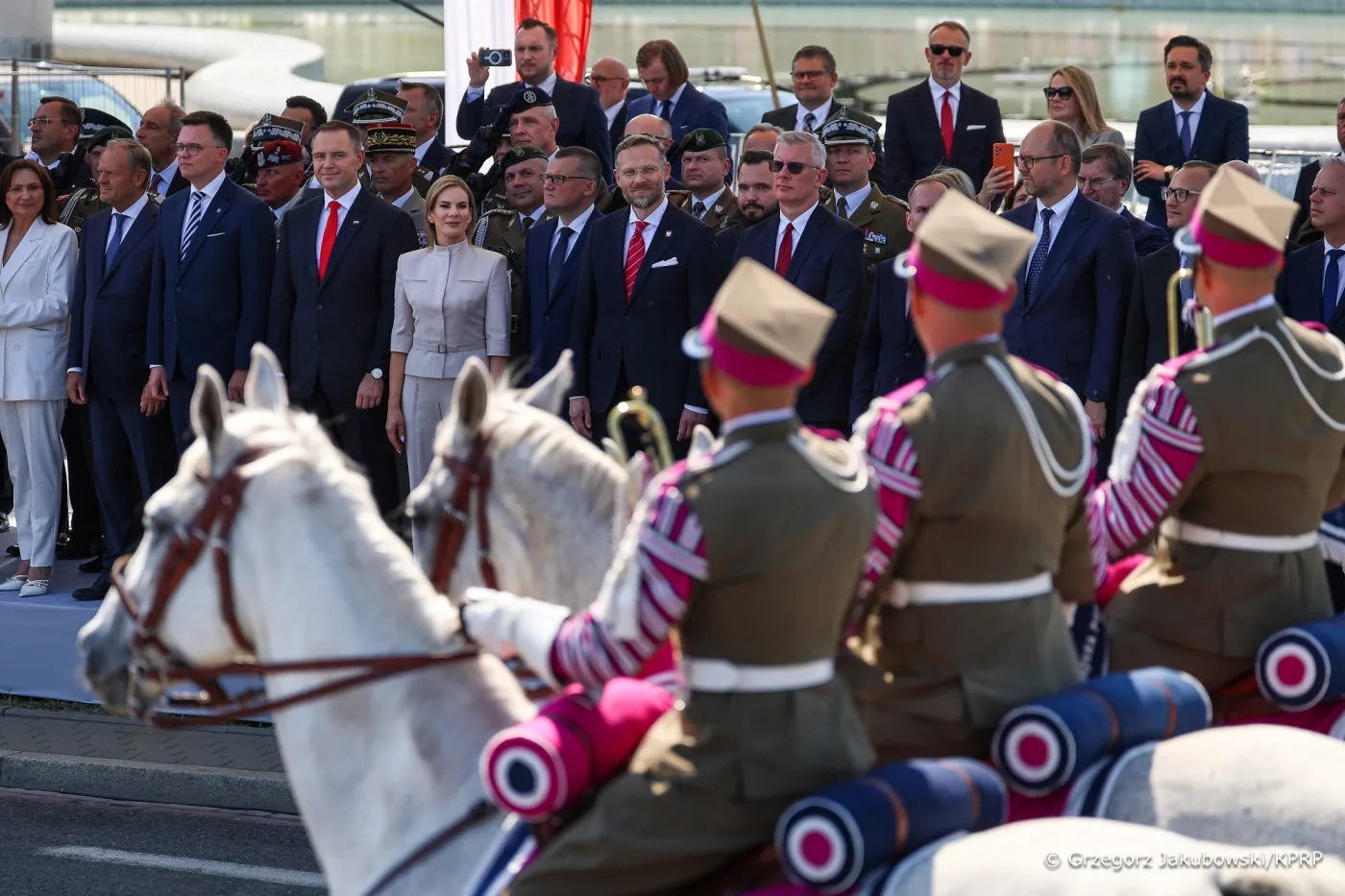 Kancelaria Prezydenta Karola Nawrockiego na obchodach Święta Wojska Polskiego, 2025. W tym samym rzędzie co prezydent Karol Nawrocki stoją (od prawej) Marcin Przydacz, Sławomir Cenckiewicz i Zbigniew Bogucki