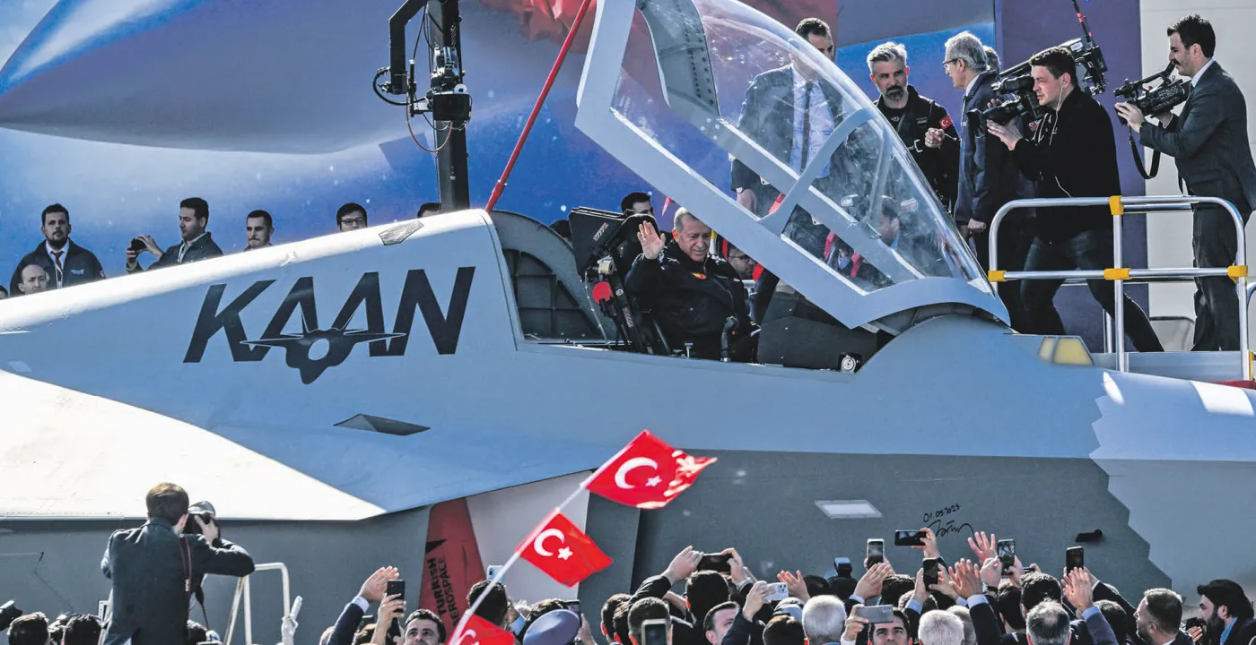 Prezydent Turcji Recep Tayyip Erdoğan za sterami myśliwca Kaan. Ankara, 1 maja 2023 r.
