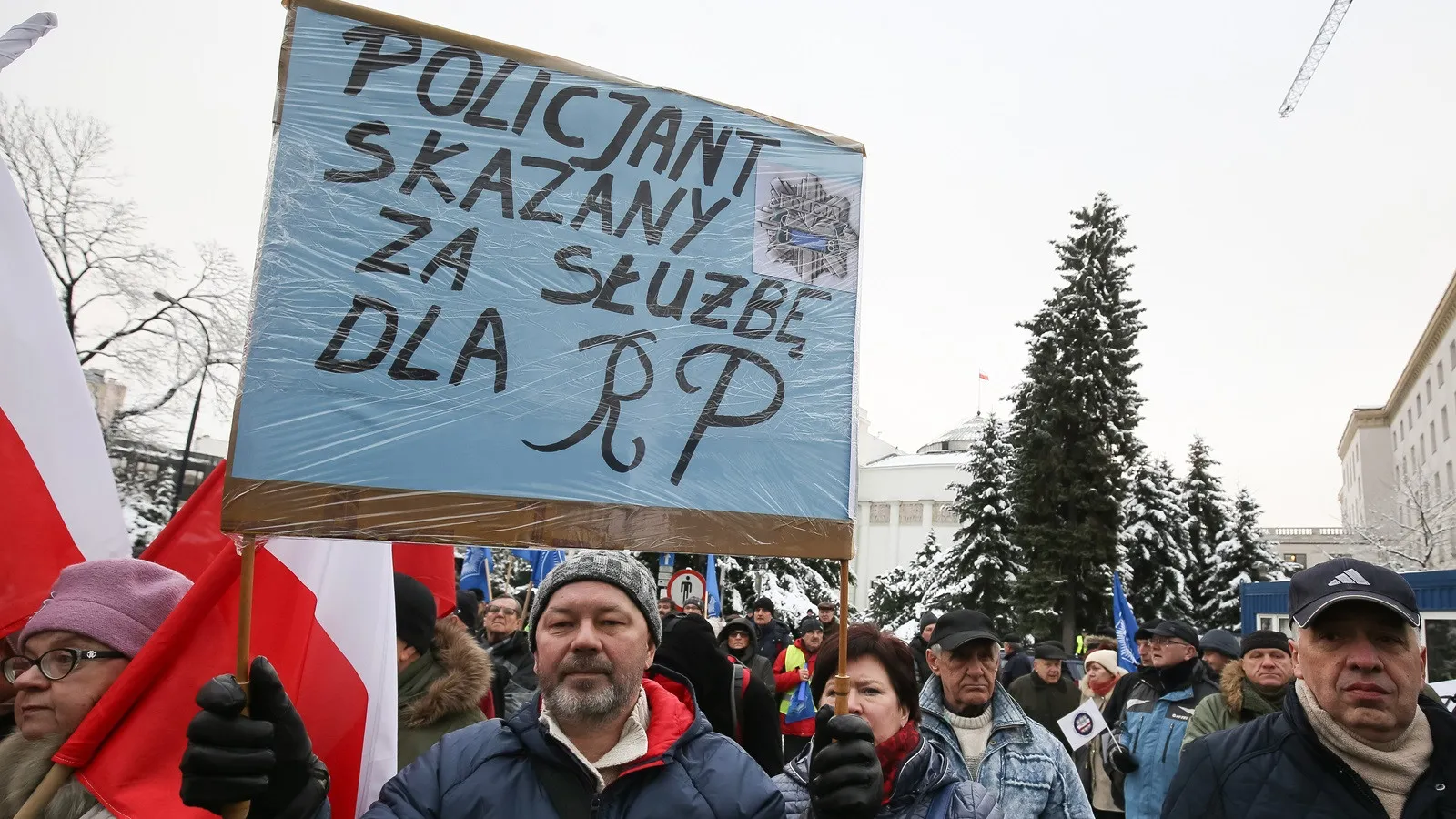 Byli funkcjonariusze odzyskują emerytury. Blisko 436 mln zł wyrównań po decyzjach MSWiA