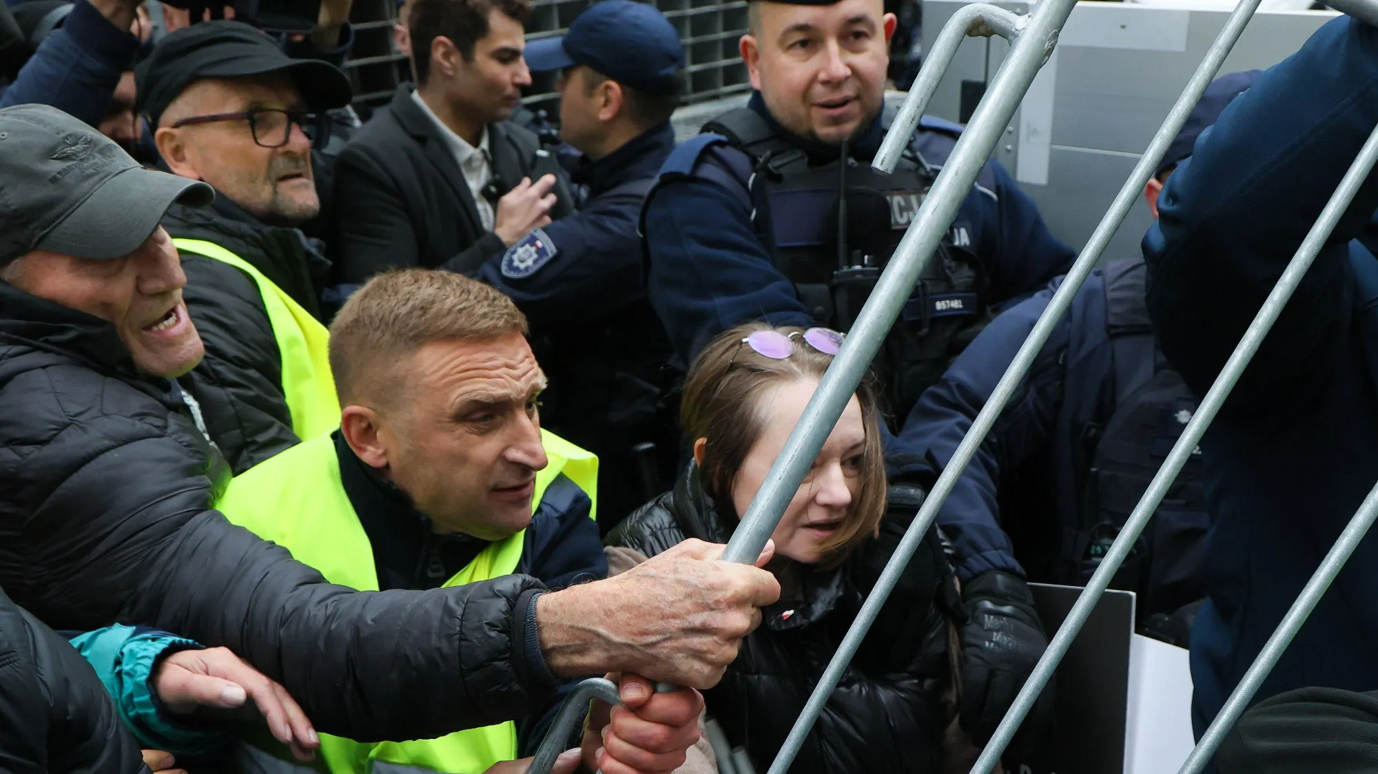 Policja interweniuje przed TK, sędziowie dostali ochronę. Kierwiński stawia sprawę jasno