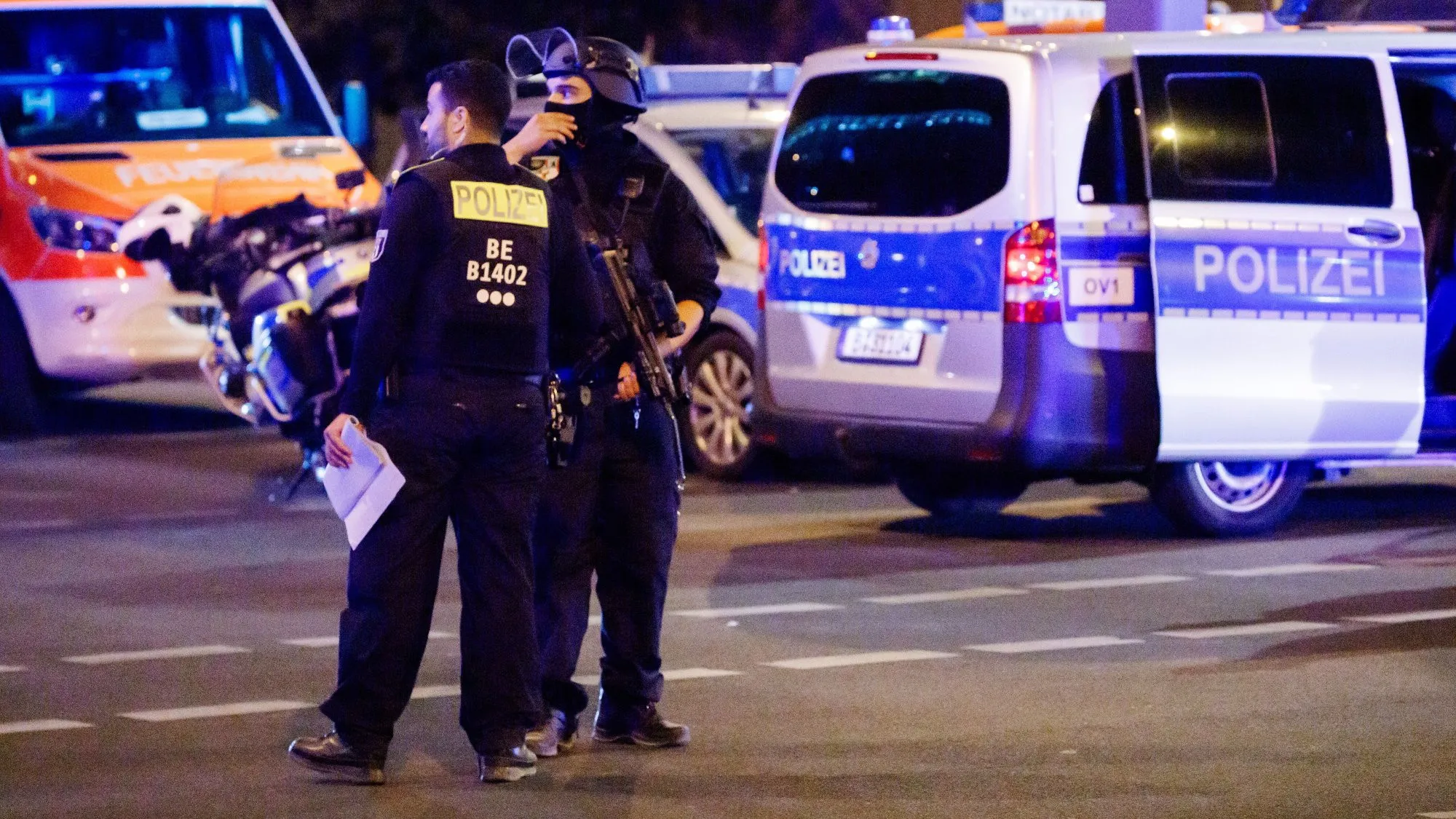 Rozpędzone auto wjechało w tłum w centrum Berlina. Policja prowadzi obławę na sprawcę