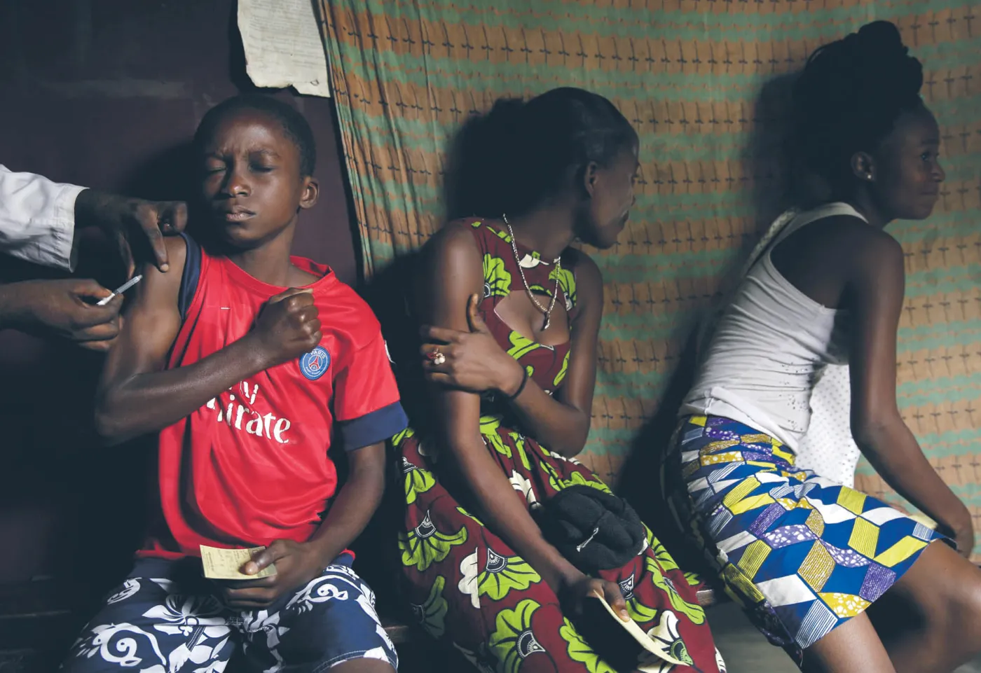 Bogaci niechętnie zrzucają się na szczepionki dla biednych