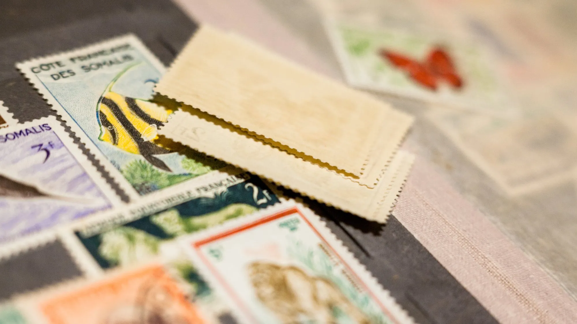 Waży 0,04 g i kosztuje 9,5 mln dolarów. Najdroższy znaczek pocztowy świata możliwy do oglądania