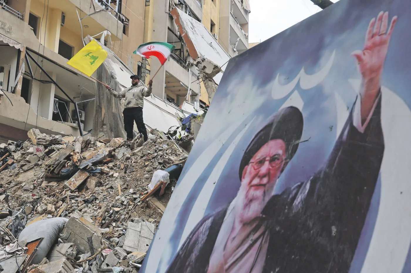 Mieszkaniec południowych przedmieść Libanu z flagami Hezbollahu i Iranu. 20 kwietnia 2026 r.
