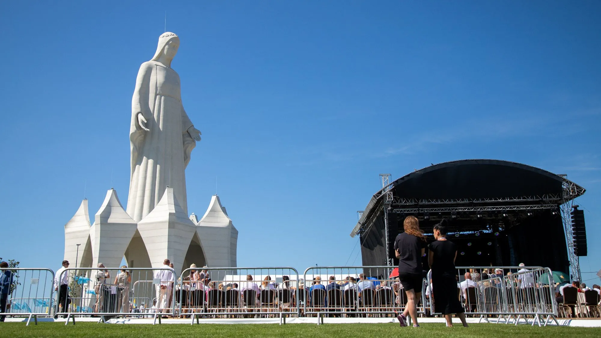 Nadleciały helikoptery, zrzucano płatki róż. Niezwykłe sceny i obchody pod nowym gigantycznym pomnikiem