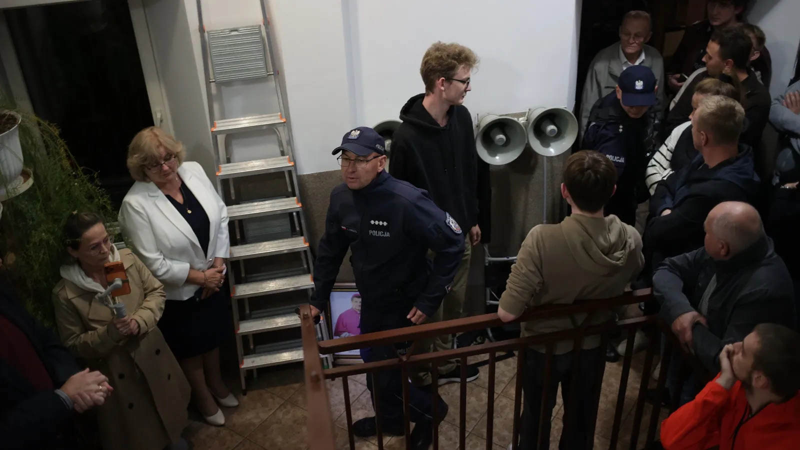 Oblężona parafia w Grojcu. Biskup ewakuowany pod eskortą policji po nocnym buncie wiernych